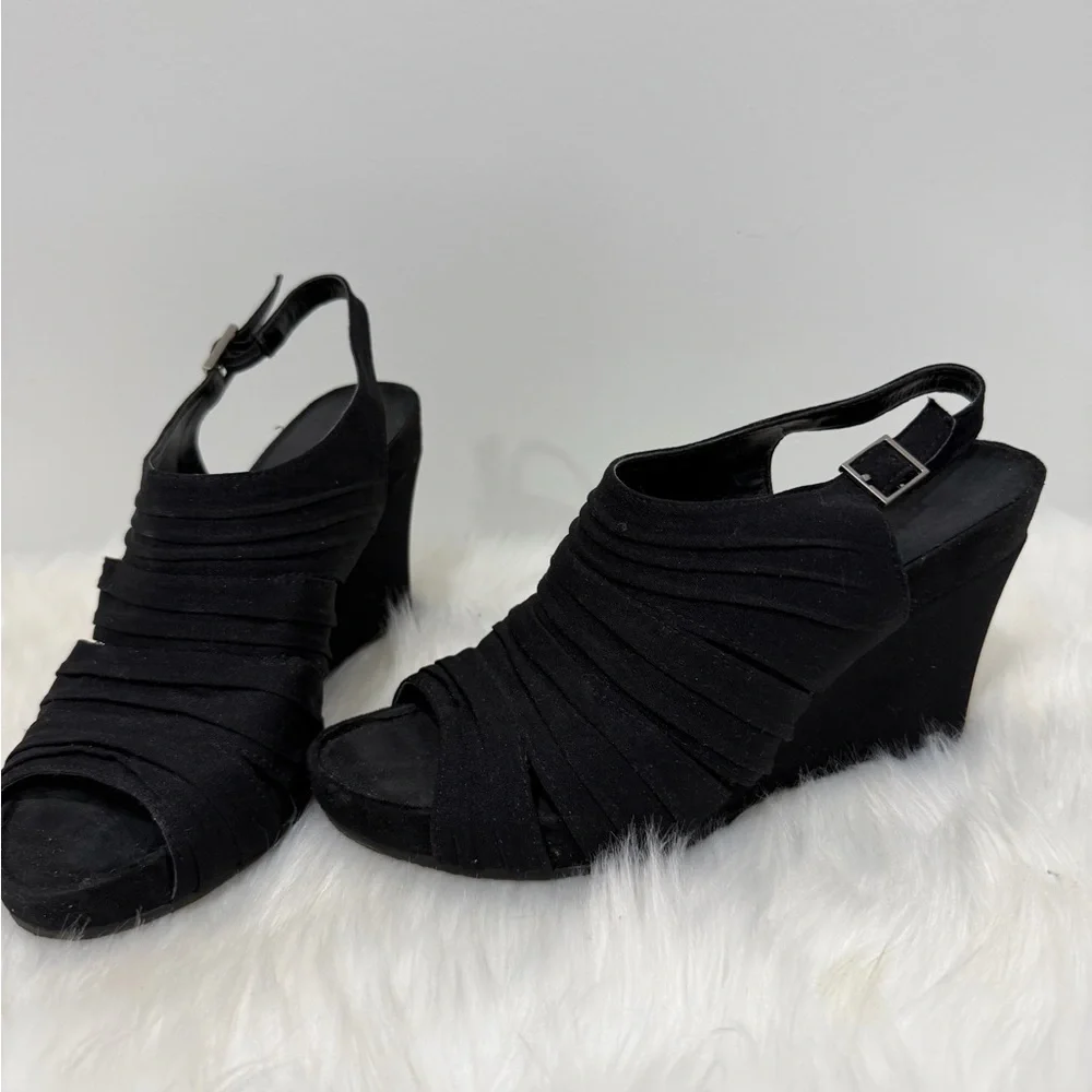 Aerosoles plush on you size 7 black wedges